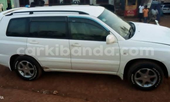 Gura Yakoze Toyota Kluger White Imodoka i Kampala mu Uganda