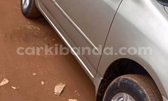 Gura Yakoze Toyota Corolla Brown Imodoka i Kampala mu Uganda Gura Yakoze Toyota Corolla Brown Imodoka i Kampala mu Uganda