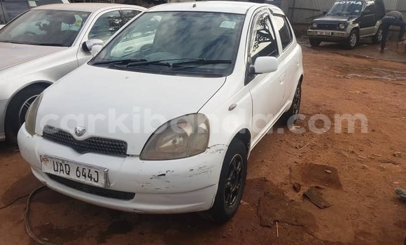 Acheter Occasion Voiture Toyota Vitz Blanc à Kampala, Ouganda