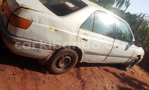 Gura Yakoze Toyota Premio White Imodoka i Kampala mu Uganda Gura Yakoze Toyota Premio White Imodoka i Kampala mu Uganda