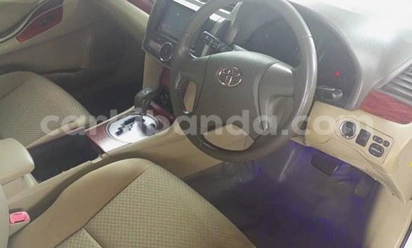 Gura Yakoze Toyota Premio Silver Imodoka i Kampala mu Uganda Gura Yakoze Toyota Premio Silver Imodoka i Kampala mu Uganda