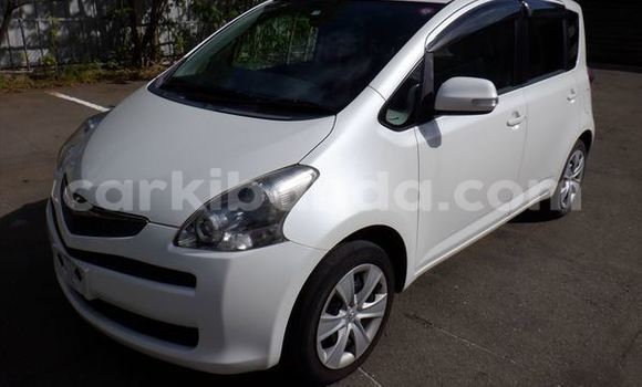 Gura Yakoze Toyota Ractis White Imodoka i Kampala mu Uganda