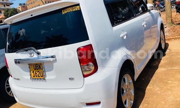 Acheter Occasion Voiture Toyota Corolla Rumion Blanc à Kampala, Ouganda Acheter Occasion Voiture Toyota Corolla Rumion Blanc à Kampala, Ouganda