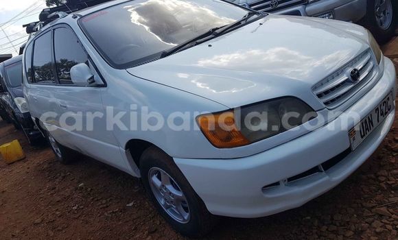 Acheter Occasion Voiture Toyota Ipsum Blanc à Kampala, Ouganda