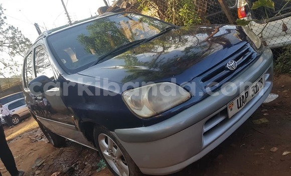 Gura Yakoze Toyota Raum Black Imodoka i Kampala mu Uganda