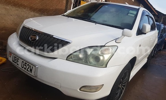 Nunua Ilio tumika Toyota Harrier Nyeupe Gari ndani ya Kampala nchini Uganda