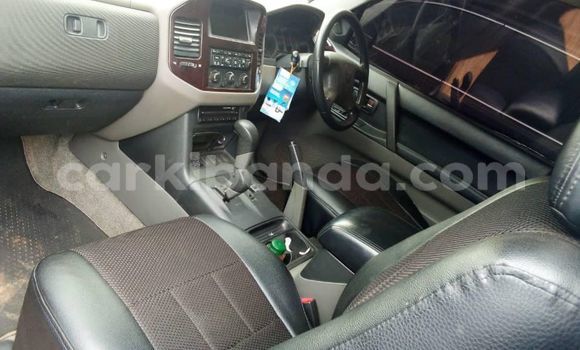 Gura Yakoze Mitsubishi Pajero Silver Imodoka i Kampala mu Uganda Gura Yakoze Mitsubishi Pajero Silver Imodoka i Kampala mu Uganda
