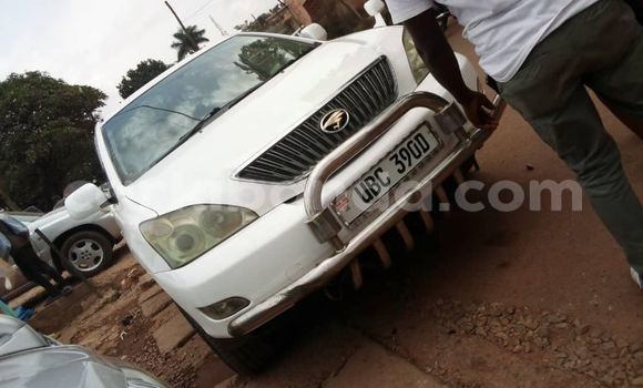 Gura Yakoze Toyota Harrier White Imodoka i Kampala mu Uganda