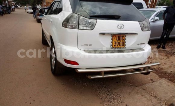 Gura Yakoze Toyota Harrier White Imodoka i Kampala mu Uganda Gura Yakoze Toyota Harrier White Imodoka i Kampala mu Uganda