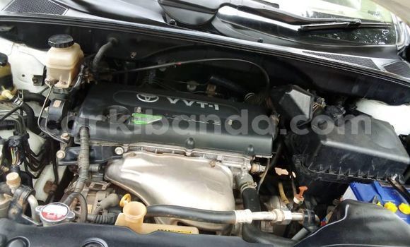 Gura Yakoze Toyota Harrier White Imodoka i Kampala mu Uganda Gura Yakoze Toyota Harrier White Imodoka i Kampala mu Uganda