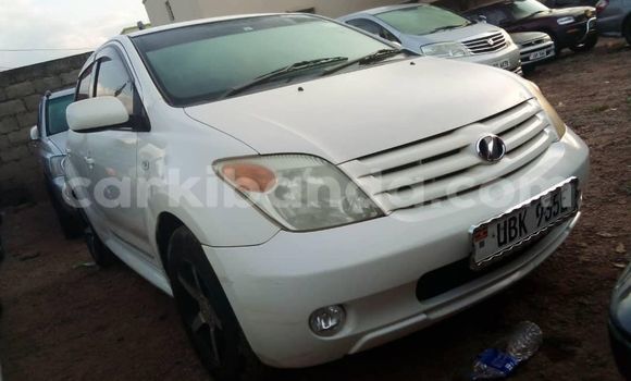 Gura Yakoze Toyota IST White Imodoka i Kampala mu Uganda