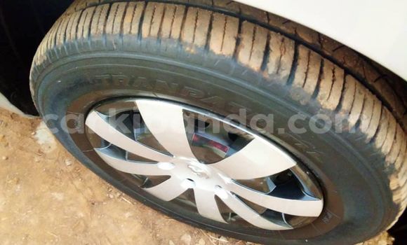 Gura Yakoze Toyota IST White Imodoka i Kampala mu Uganda Gura Yakoze Toyota IST White Imodoka i Kampala mu Uganda