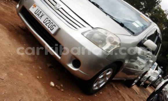 Gura Yakoze Toyota Raum Silver Imodoka i Kampala mu Uganda