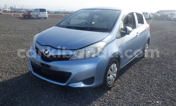 Gura Yakoze Toyota Vitz Blue Imodoka i Kampala mu Uganda