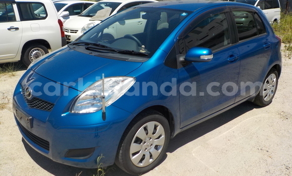 Gura Yakoze Toyota Vitz Blue Imodoka i Kampala mu Uganda