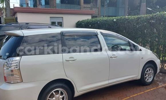 Nunua Ilio tumika Toyota Wish Nyeupe Gari ndani ya Kampala nchini Uganda