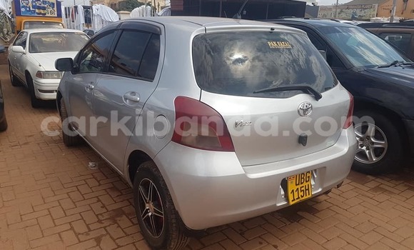 Acheter Occasion Voiture Toyota Vitz Gris à Kampala, Ouganda Acheter Occasion Voiture Toyota Vitz Gris à Kampala, Ouganda