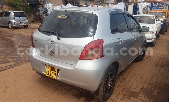 Acheter Occasion Voiture Toyota Vitz Gris à Kampala, Ouganda Acheter Occasion Voiture Toyota Vitz Gris à Kampala, Ouganda