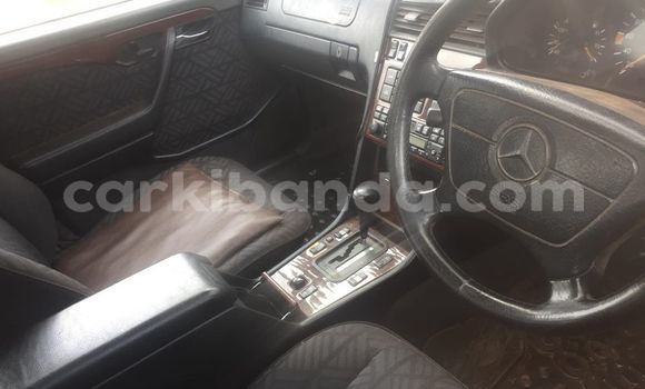 Gura Yakoze Mercedes‒Benz C–Class Silver Imodoka i Kampala mu Uganda Gura Yakoze Mercedes‒Benz C–Class Silver Imodoka i Kampala mu Uganda