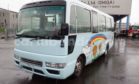 Gura Yakoze Nissan Cima Blue Imodoka i Kampala mu Uganda