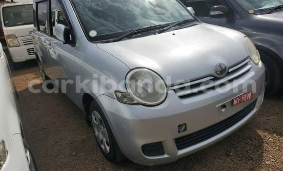 Nunua Ilio tumika Toyota Sienta Fedha Gari ndani ya Kampala nchini Uganda