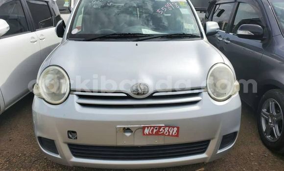 Nunua Ilio tumika Toyota Sienta Fedha Gari ndani ya Kampala nchini Uganda Nunua Ilio tumika Toyota Sienta Fedha Gari ndani ya Kampala nchini Uganda