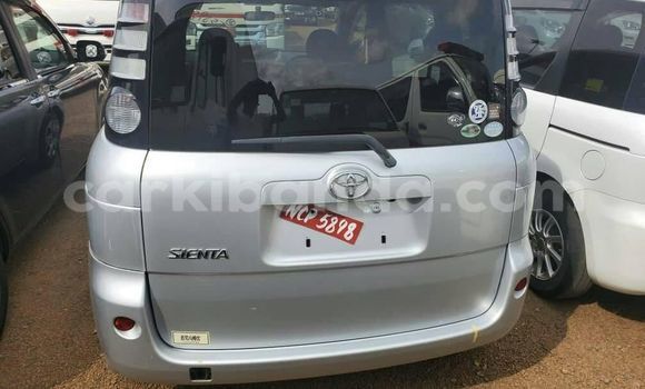 Nunua Ilio tumika Toyota Sienta Fedha Gari ndani ya Kampala nchini Uganda Nunua Ilio tumika Toyota Sienta Fedha Gari ndani ya Kampala nchini Uganda