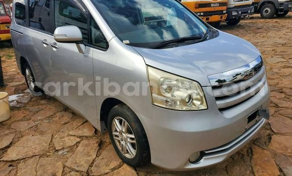 Gura Yakoze Toyota Noah Silver Imodoka i Kampala mu Uganda