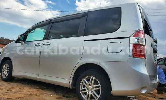 Nunua Ilio tumika Toyota Noah Fedha Gari ndani ya Kampala nchini Uganda Nunua Ilio tumika Toyota Noah Fedha Gari ndani ya Kampala nchini Uganda