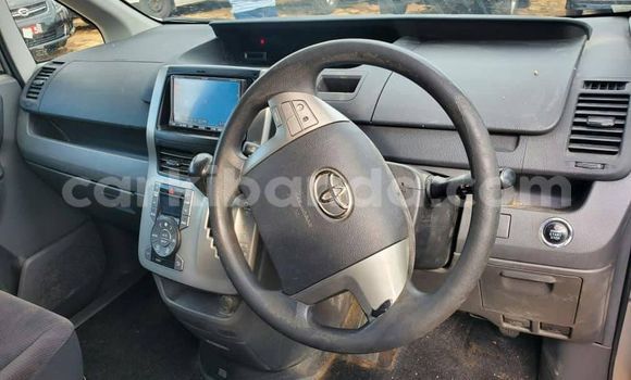 Nunua Ilio tumika Toyota Noah Fedha Gari ndani ya Kampala nchini Uganda Nunua Ilio tumika Toyota Noah Fedha Gari ndani ya Kampala nchini Uganda