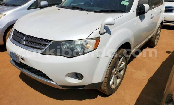 Nunua Ilio tumika Mitsubishi Outlander Nyeupe Gari ndani ya Kampala nchini Uganda Nunua Ilio tumika Mitsubishi Outlander Nyeupe Gari ndani ya Kampala nchini Uganda