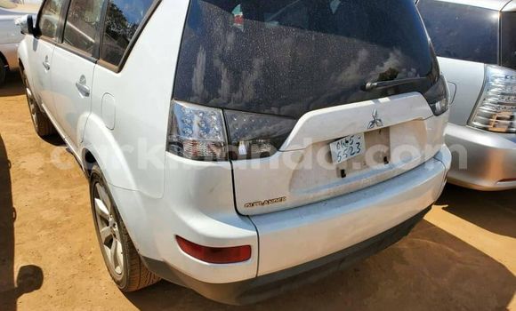 Nunua Ilio tumika Mitsubishi Outlander Nyeupe Gari ndani ya Kampala nchini Uganda Nunua Ilio tumika Mitsubishi Outlander Nyeupe Gari ndani ya Kampala nchini Uganda