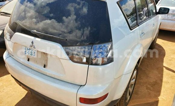 Nunua Ilio tumika Mitsubishi Outlander Nyeupe Gari ndani ya Kampala nchini Uganda Nunua Ilio tumika Mitsubishi Outlander Nyeupe Gari ndani ya Kampala nchini Uganda
