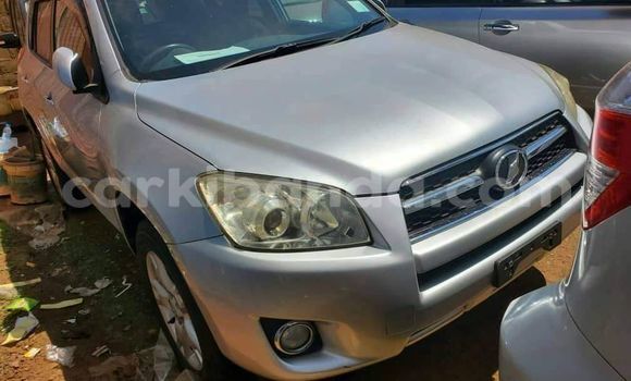 Nunua Ilio tumika Toyota RAV4 Fedha Gari ndani ya Kampala nchini Uganda Nunua Ilio tumika Toyota RAV4 Fedha Gari ndani ya Kampala nchini Uganda