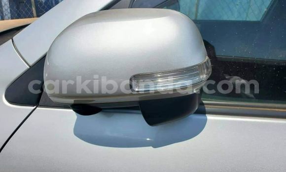 Nunua Ilio tumika Toyota RAV4 Fedha Gari ndani ya Kampala nchini Uganda Nunua Ilio tumika Toyota RAV4 Fedha Gari ndani ya Kampala nchini Uganda