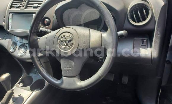 Nunua Ilio tumika Toyota RAV4 Fedha Gari ndani ya Kampala nchini Uganda Nunua Ilio tumika Toyota RAV4 Fedha Gari ndani ya Kampala nchini Uganda