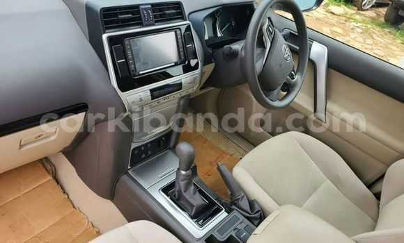 Nunua Ilio tumika Toyota Land Cruiser Prado Nyeusi Gari ndani ya Kampala nchini Uganda Nunua Ilio tumika Toyota Land Cruiser Prado Nyeusi Gari ndani ya Kampala nchini Uganda
