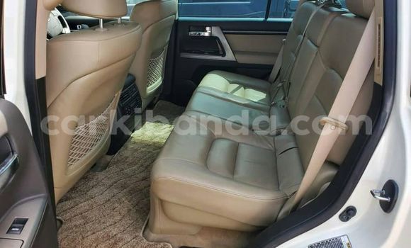 Nunua Ilio tumika Toyota Land Cruiser Nyeupe Gari ndani ya Kampala nchini Uganda Nunua Ilio tumika Toyota Land Cruiser Nyeupe Gari ndani ya Kampala nchini Uganda