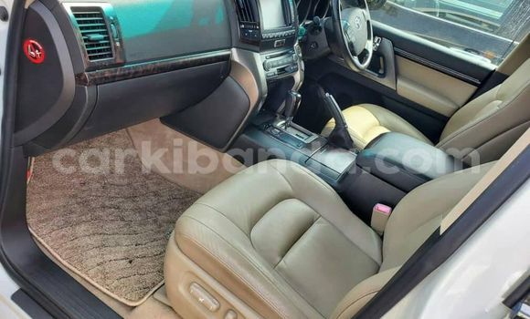 Nunua Ilio tumika Toyota Land Cruiser Nyeupe Gari ndani ya Kampala nchini Uganda Nunua Ilio tumika Toyota Land Cruiser Nyeupe Gari ndani ya Kampala nchini Uganda