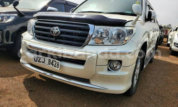 Nunua Ilio tumika Toyota Land Cruiser Nyeupe Gari ndani ya Kampala nchini Uganda Nunua Ilio tumika Toyota Land Cruiser Nyeupe Gari ndani ya Kampala nchini Uganda