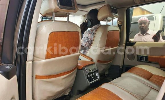 Nunua Ilio tumika Land Rover Range Rover Nyeusi Gari ndani ya Kampala nchini Uganda Nunua Ilio tumika Land Rover Range Rover Nyeusi Gari ndani ya Kampala nchini Uganda