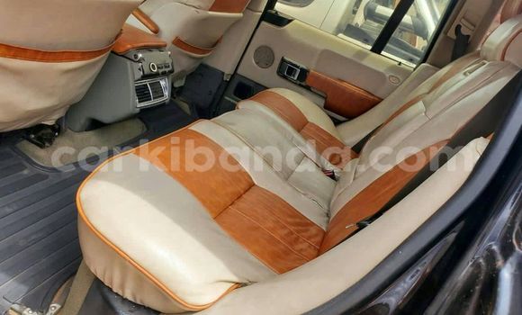 Nunua Ilio tumika Land Rover Range Rover Nyeusi Gari ndani ya Kampala nchini Uganda Nunua Ilio tumika Land Rover Range Rover Nyeusi Gari ndani ya Kampala nchini Uganda