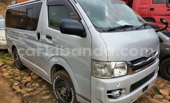 Nunua Ilio tumika Toyota Hiace Fedha Gari ndani ya Kampala nchini Uganda
