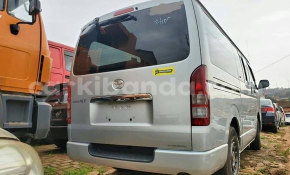Nunua Ilio tumika Toyota Hiace Fedha Gari ndani ya Kampala nchini Uganda Nunua Ilio tumika Toyota Hiace Fedha Gari ndani ya Kampala nchini Uganda
