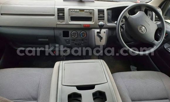 Nunua Ilio tumika Toyota Hiace Fedha Gari ndani ya Kampala nchini Uganda Nunua Ilio tumika Toyota Hiace Fedha Gari ndani ya Kampala nchini Uganda