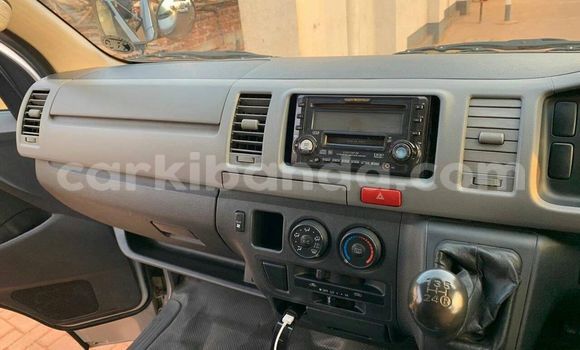 Nunua Ilio tumika Toyota Hiace Fedha Gari ndani ya Kampala nchini Uganda Nunua Ilio tumika Toyota Hiace Fedha Gari ndani ya Kampala nchini Uganda