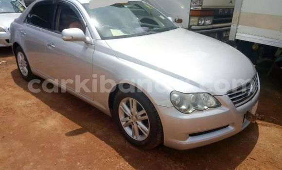 Gura Yakoze Toyota Mark X Silver Imodoka i Kampala mu Uganda