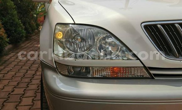 Nunua Ilio tumika Toyota Harrier Nyeupe Gari ndani ya Kampala nchini Uganda Nunua Ilio tumika Toyota Harrier Nyeupe Gari ndani ya Kampala nchini Uganda