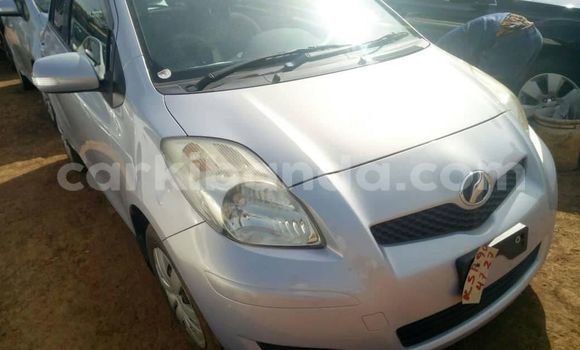 Gura Yakoze Toyota Vitz Silver Imodoka i Kampala mu Uganda