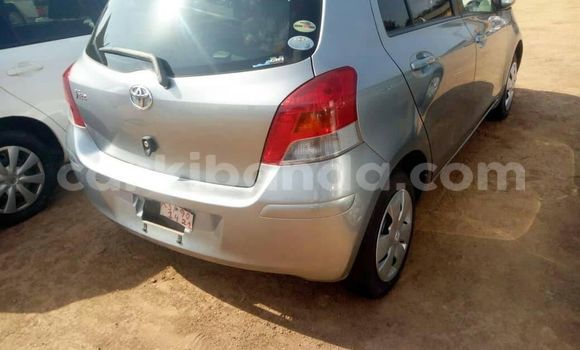Nunua Ilio tumika Toyota Vitz Fedha Gari ndani ya Kampala nchini Uganda Nunua Ilio tumika Toyota Vitz Fedha Gari ndani ya Kampala nchini Uganda